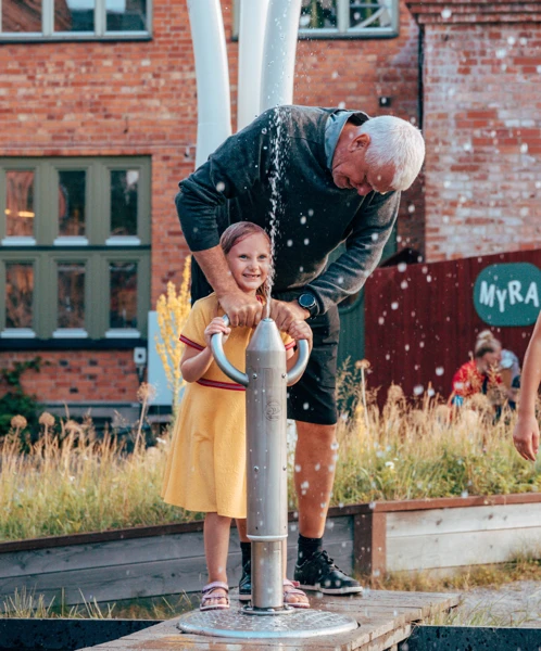 Barn och morfar undersöker vatten