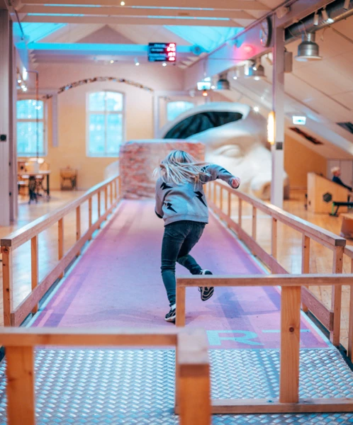 Barn springer på Löparbanan