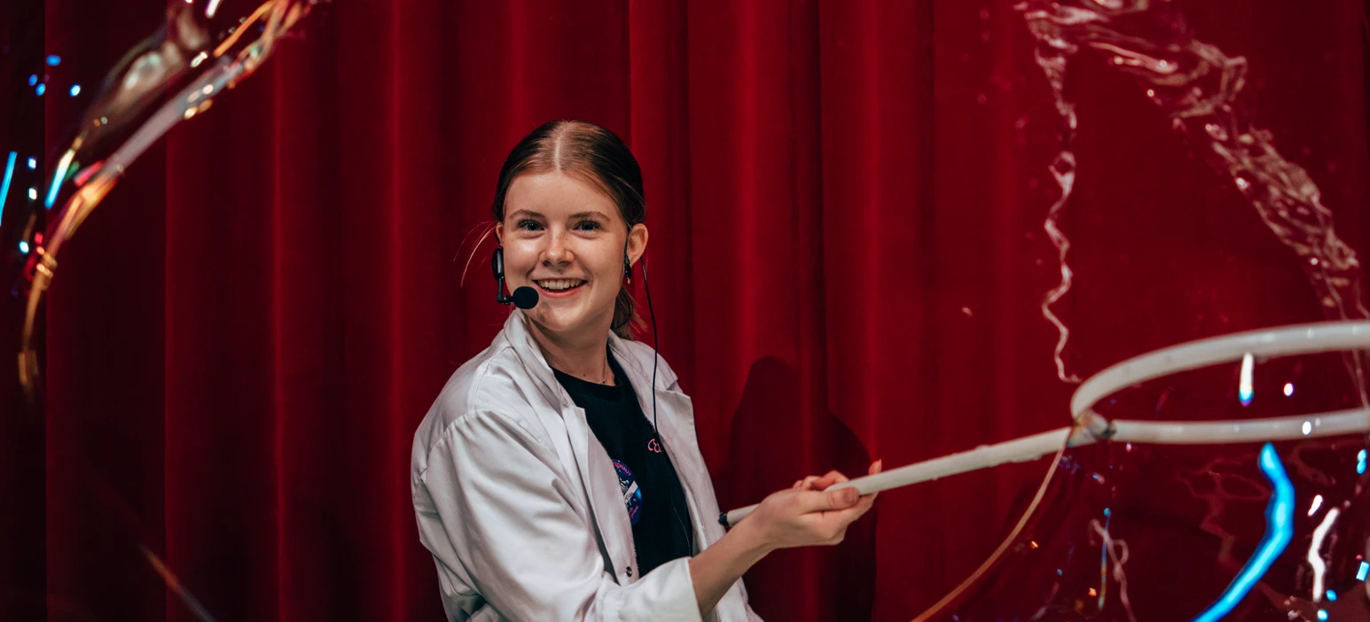 Kvinna skapar stora såpbubblor