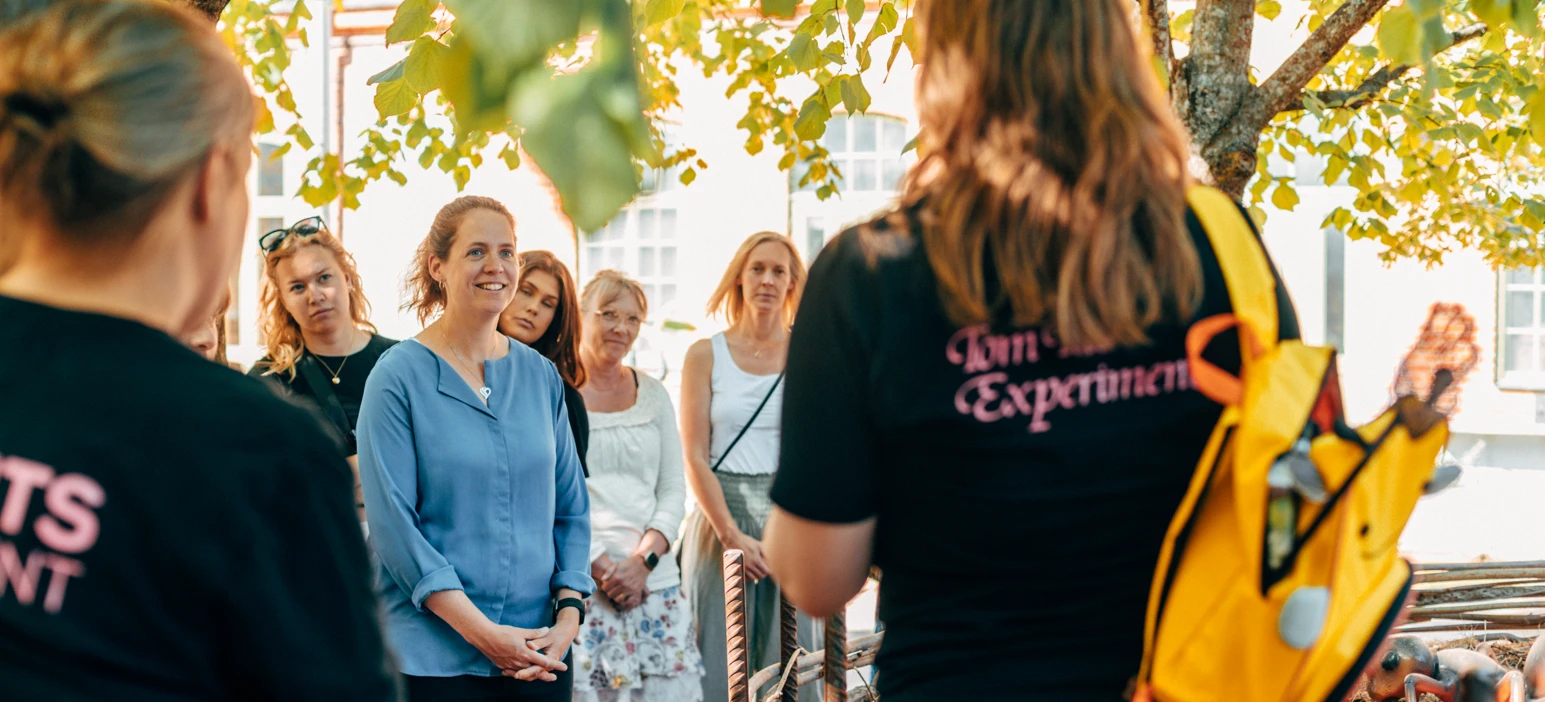 Personer lyssnar i grupp
