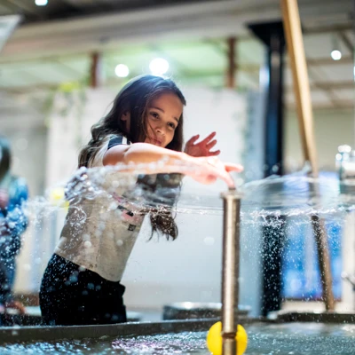 flicka i vattenavdelningen