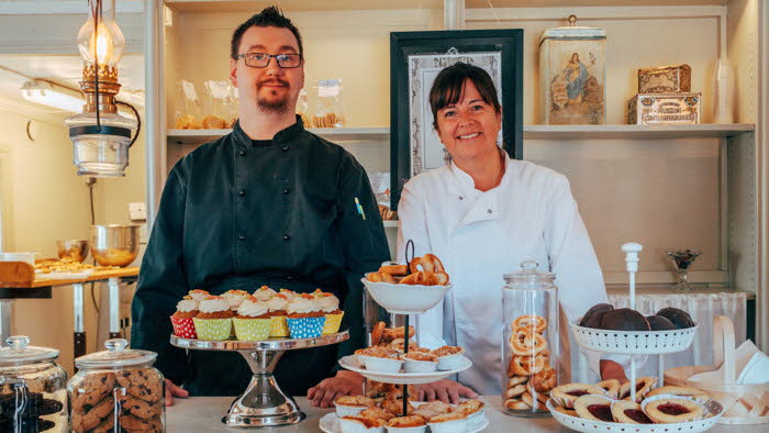 Toni Nieminen, konditor, och Sisia Lopez Müller, caféansvarig på Lindbloms kafé & bageri.