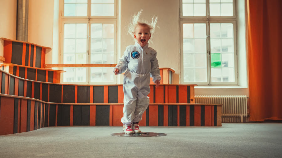 Barn i astronautdräkt leker